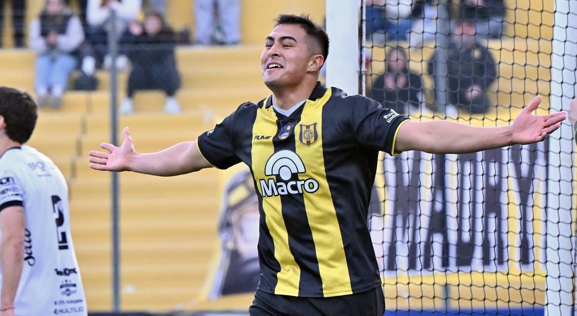 Deportivo Madryn aprovechó la ventaja numérica y se llevó un triunfo clave